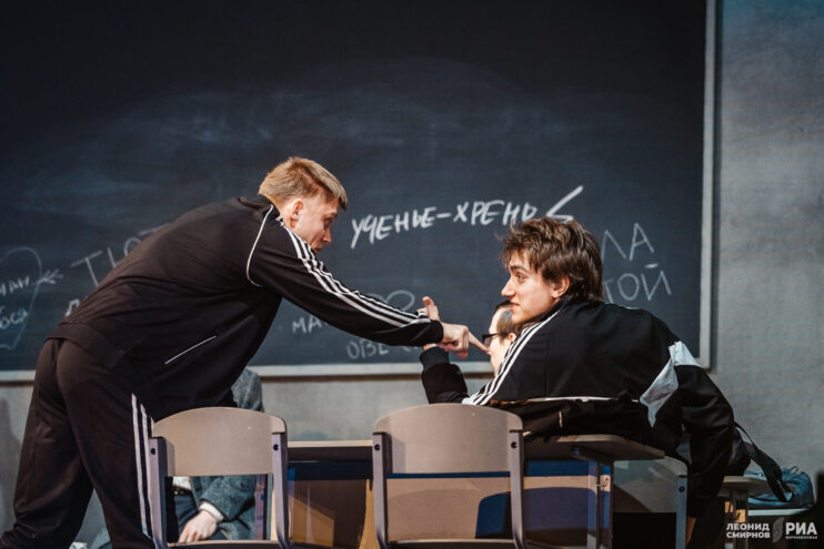 Опасный трюк и духовные искания: На сцене Тверского театра драмы поставили трагикомедию «Географ глобус пропил» Опасный трюк и духовные искания: На сцене Тверского театра драмы поставили трагикомедию «Географ глобус пропил»