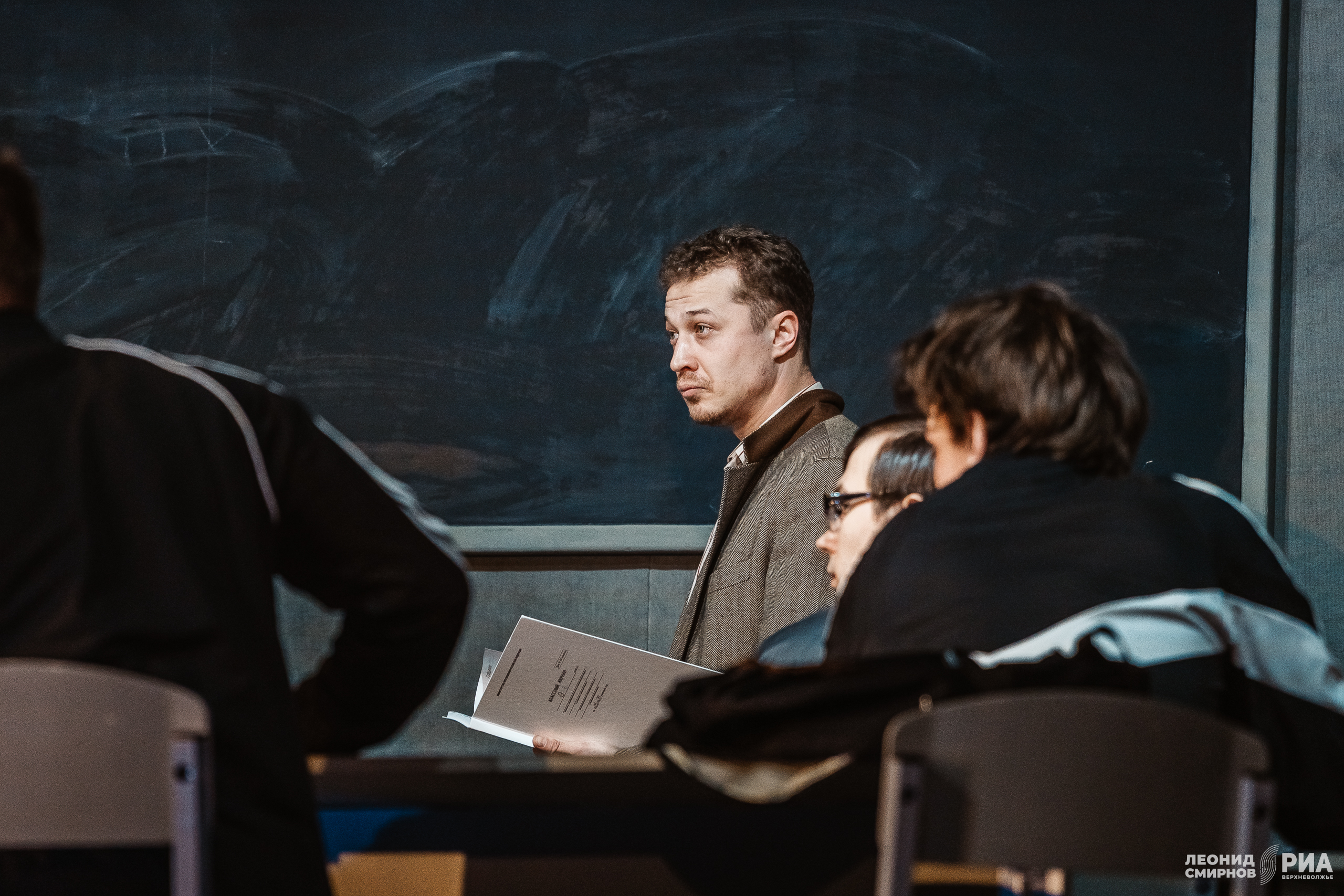 Опасный трюк и духовные искания: На сцене Тверского театра драмы поставили трагикомедию «Географ глобус пропил»