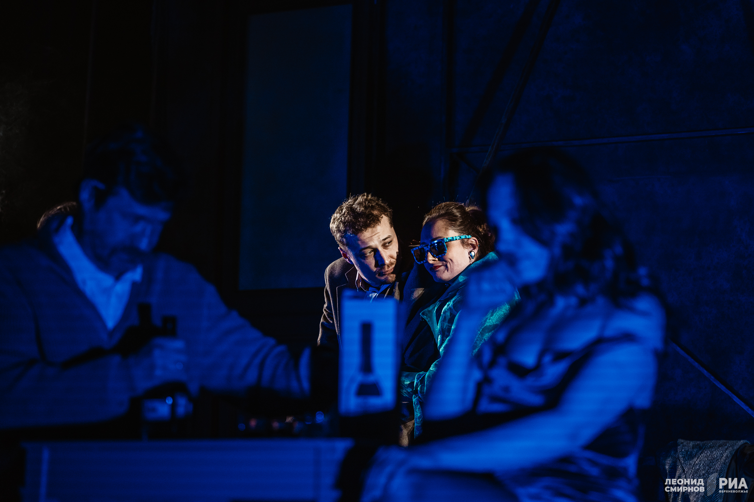 Опасный трюк и духовные искания: На сцене Тверского театра драмы поставили трагикомедию «Географ глобус пропил»