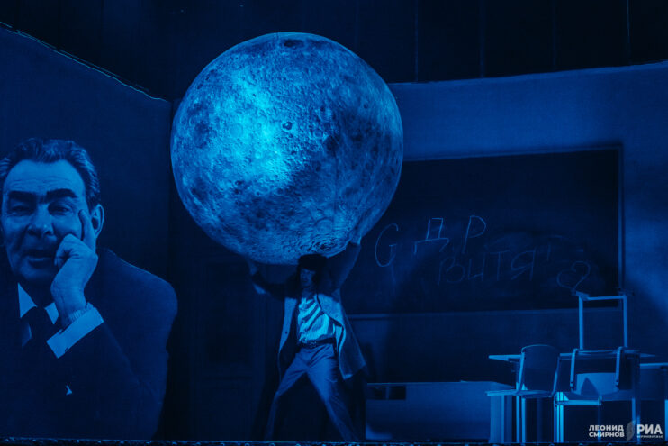 Опасный трюк и духовные искания: На сцене Тверского театра драмы поставили трагикомедию «Географ глобус пропил» Географ глобус пропил