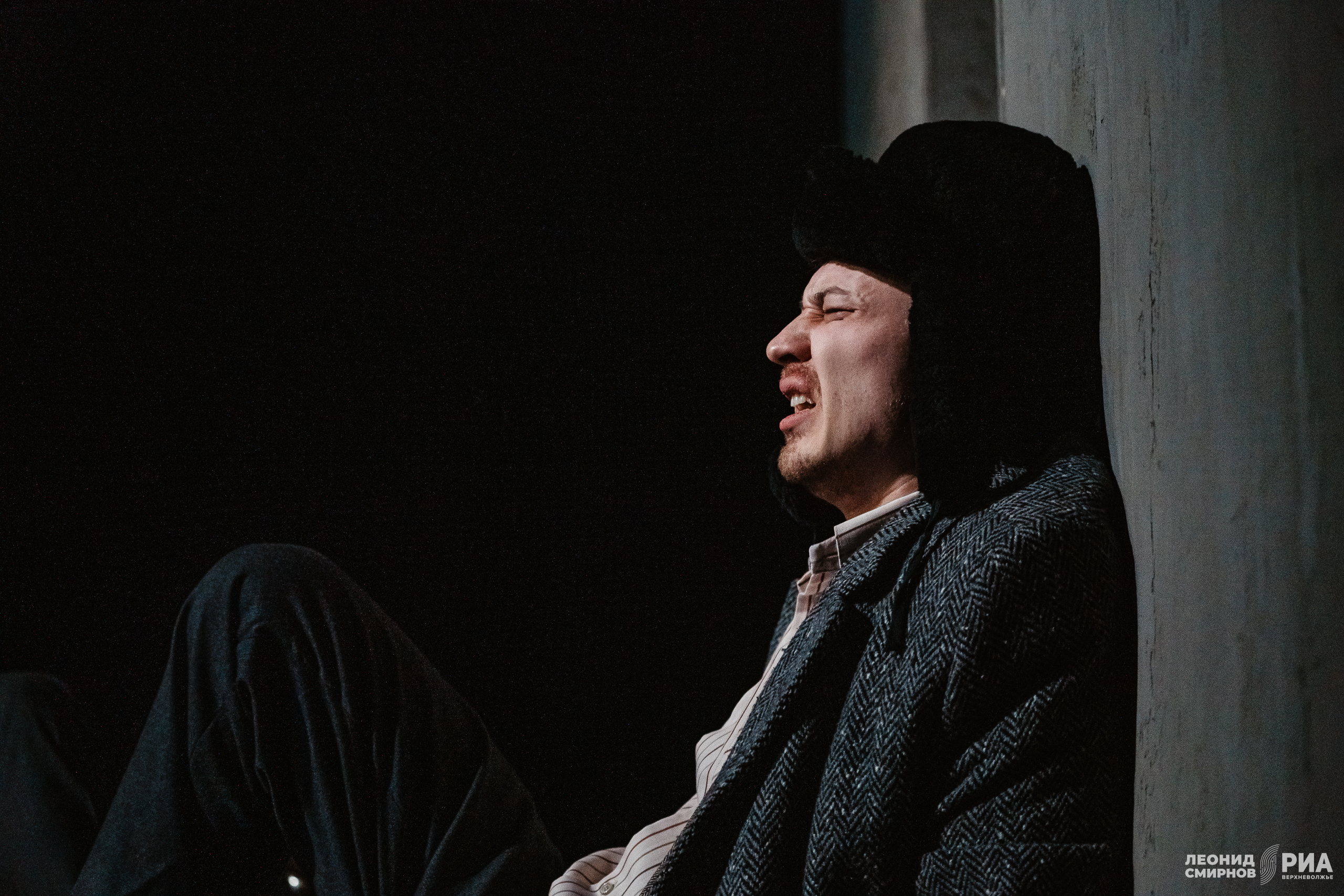 Опасный трюк и духовные искания: На сцене Тверского театра драмы поставили трагикомедию «Географ глобус пропил»