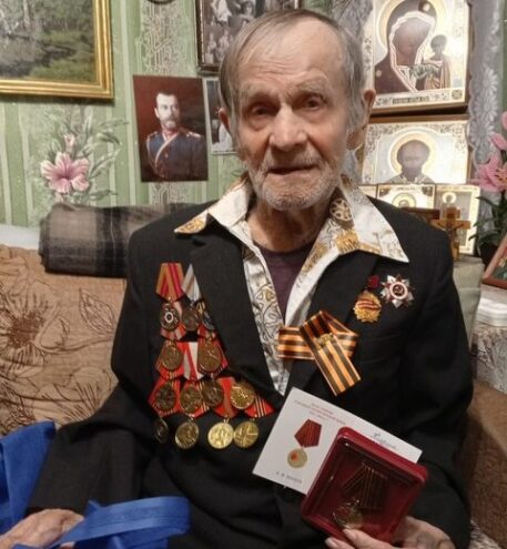 Жителю города Бологое, ветерану Ивану Кирину вручили юбилейную медаль