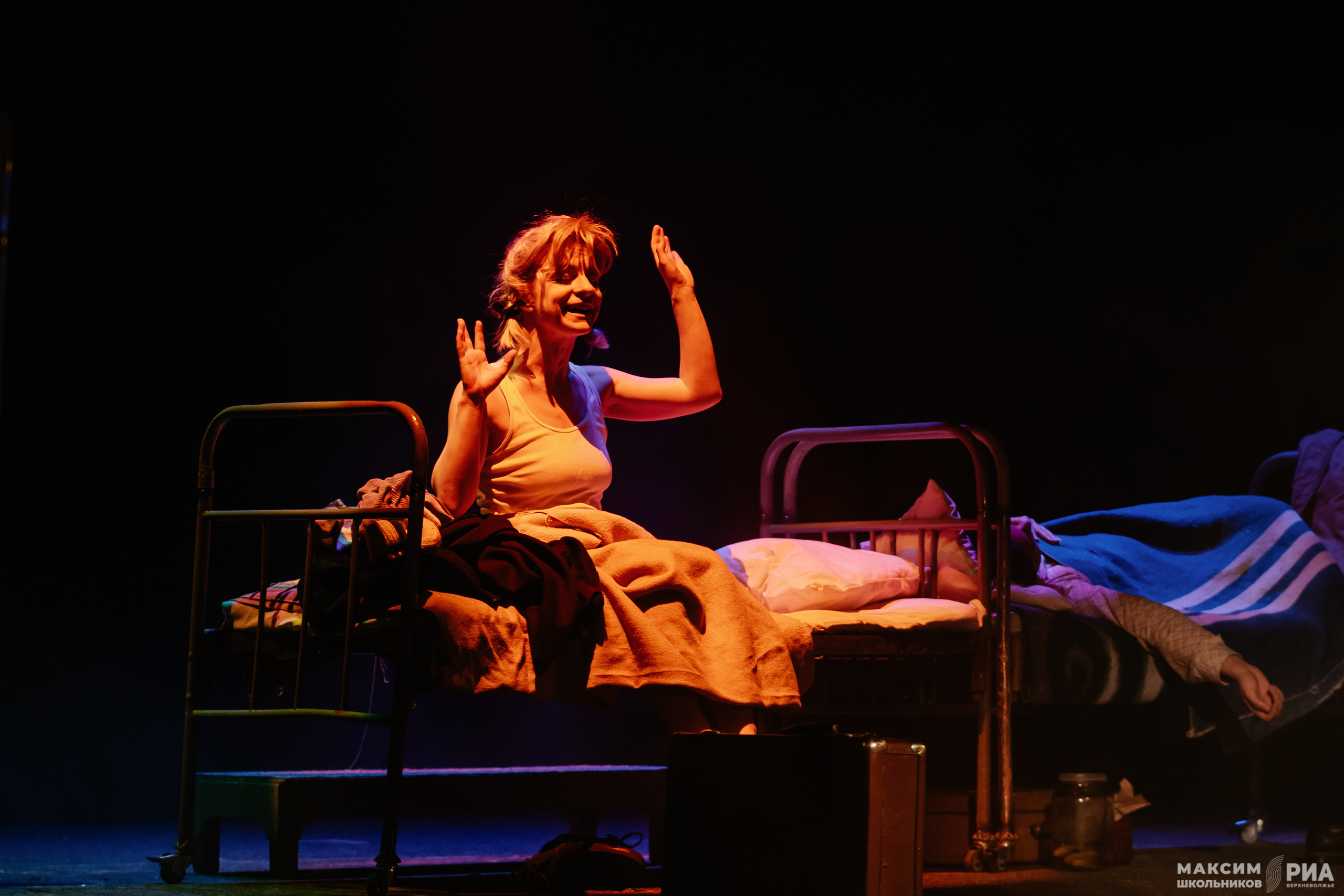 «Праздничная премьера на сцене Театра кукол: зрителю представили «Девчат»