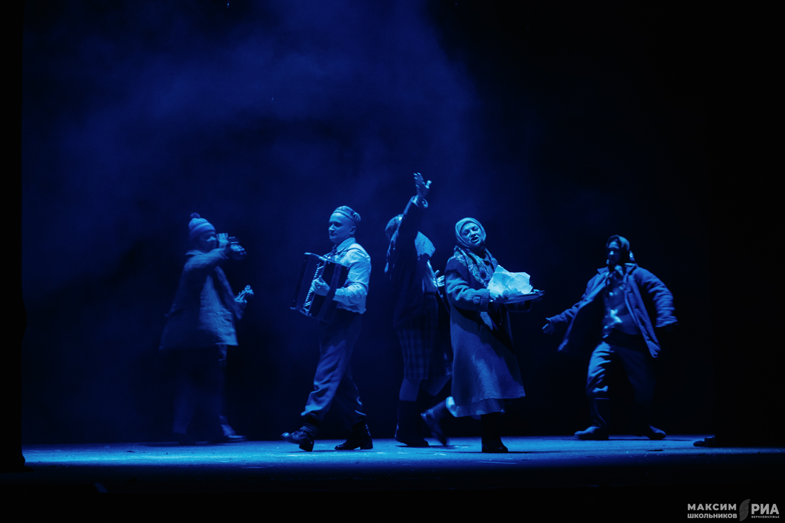 «Праздничная премьера на сцене Театра кукол: зрителю представили «Девчат»