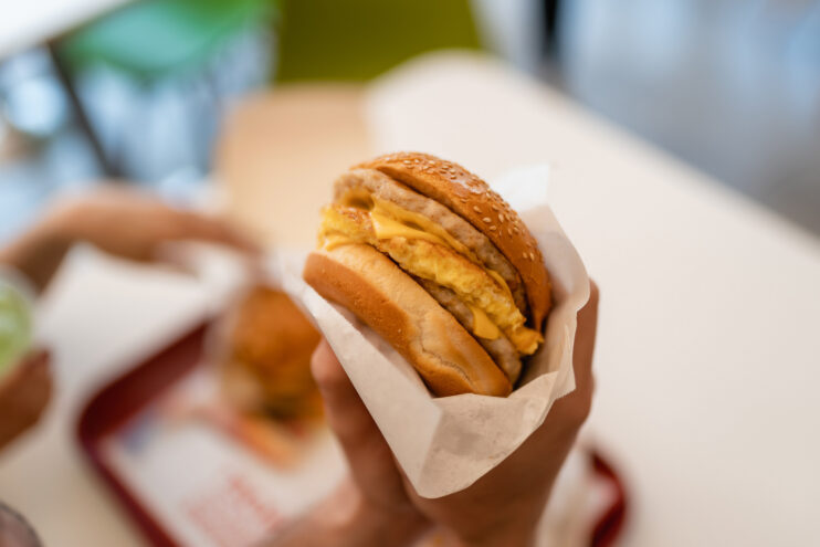 Супермаркеты, фастфуд и маркетплейсы возглавляют топ покупок по детским картам фастфуд