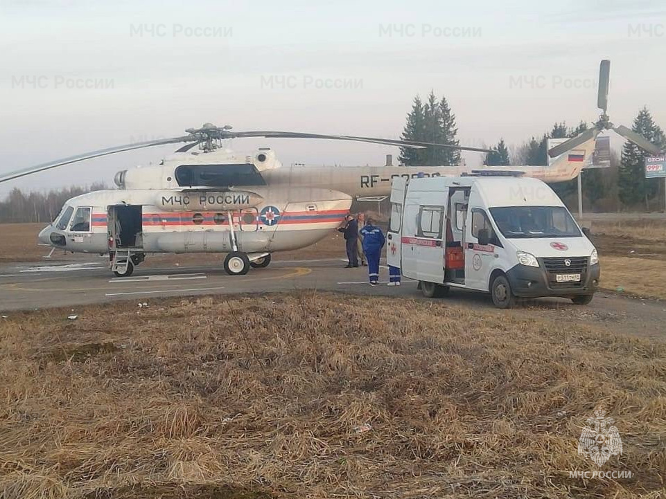 В Тверь на вертолете доставили мужчину на вертолете