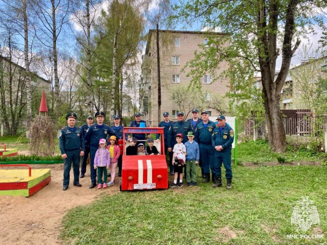 Ржевские пожарные подарили детскому саду «личную пожарную машину» пожарную машину