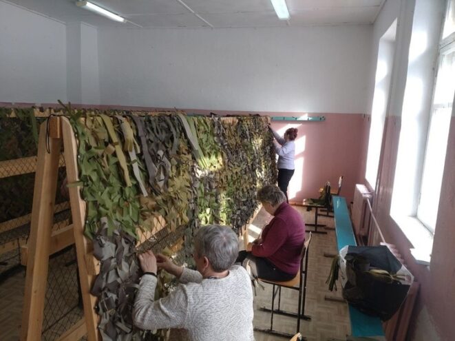 В Оленинском округе продолжают плести маскировочные сети для СВО маскировочные сети