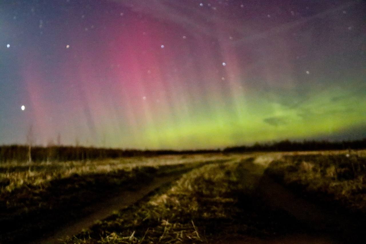 Над Тверью разгорелось северное сияние Над Тверью разгорелось северное сияние