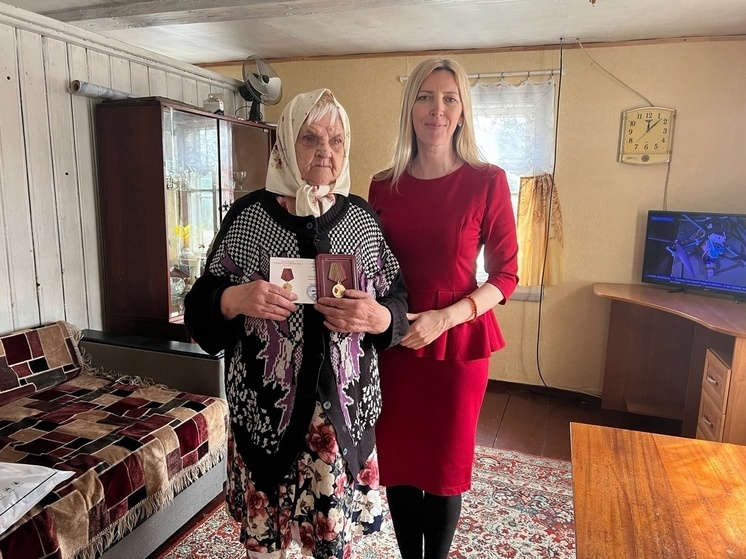 Жительницам Оленино вручили медаль «80 лет Победы в Великой Отечественной войне»