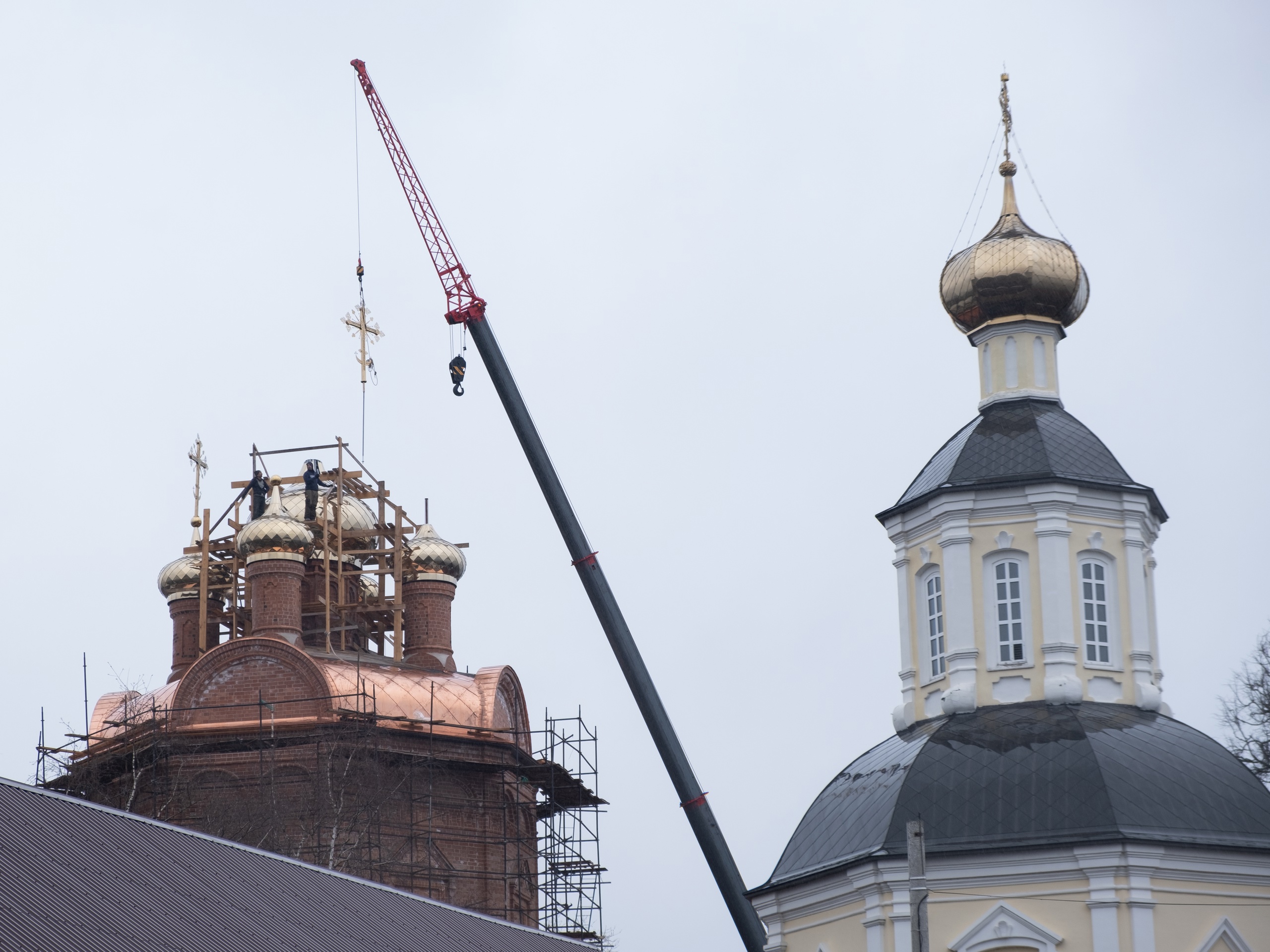 В Тверской области на куполах Смоленского собора установили кресты