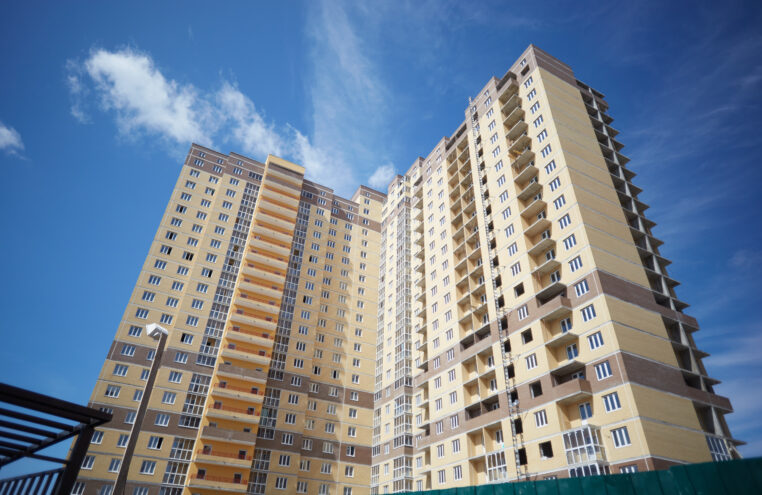 В первом квартале продажи ипотеки в России снизились на 42% ипотеки