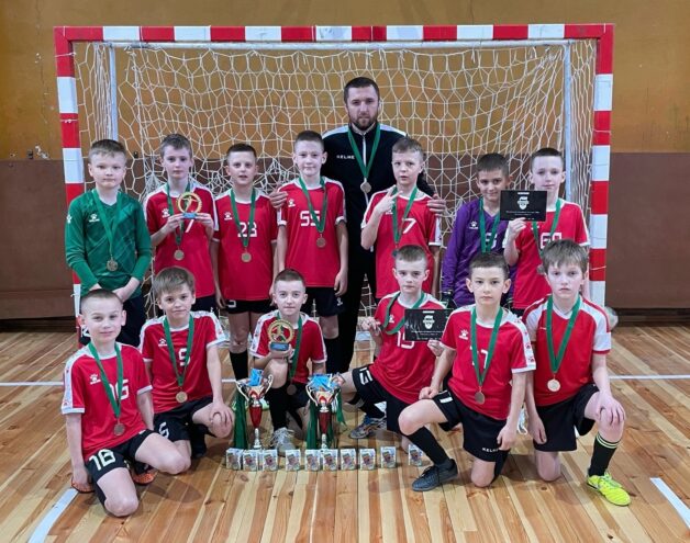 Нелидовские футболисты завоевали серебро и бронзу в Первенстве города Великие Луки Нелидовские футболисты завоевали серебро и бронзу в Первенстве города Великие Луки