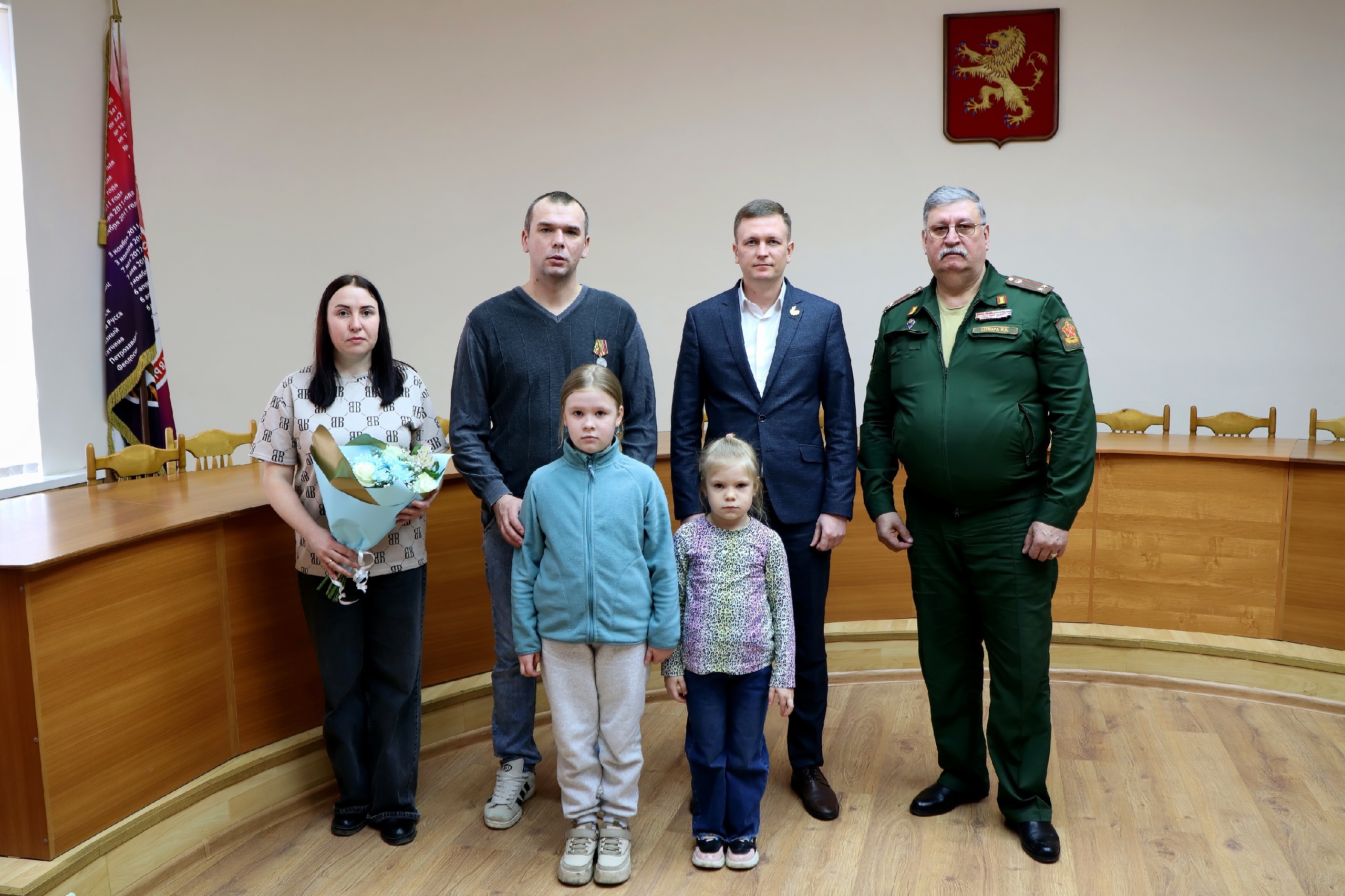 Жителю Ржева Роману Логинову вручили медаль "За храбрость"