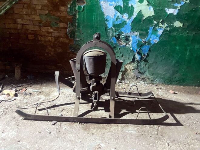 В Осташкове в деревянной каланче нашли ручной пожарный насос В Осташкове