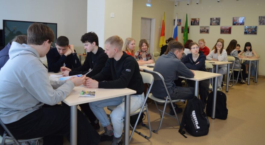 Бизнес-игру провели для школьников торопецкие библиотекари игру