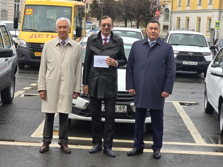 Школе и приюту в Оленинском округе вручили новые автомобили Оленинском округе
