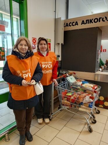 В посёлке Оленино волонтёры собрали для нуждающихся продукты питания Оленино