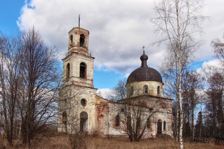 Старинный храм в Тверской области взялся охранять медведь храм