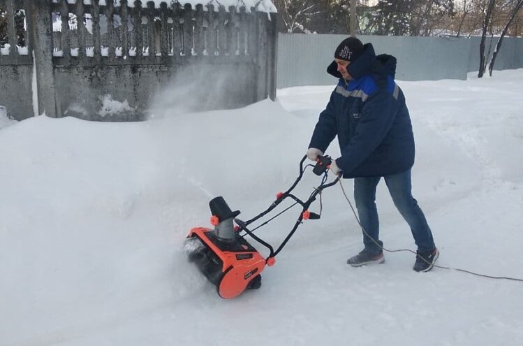 В Тверской области на уборку снега вышли военные коммунальщики снега
