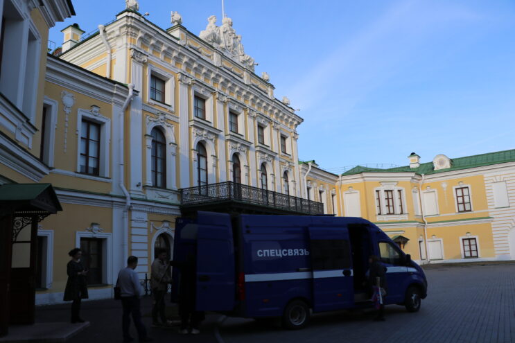Из Москвы в Тверь доставили уникальный мебельный гарнитур мебельный гарнитур