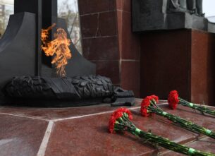 «Храним огонь Победы»: на Смоленском захоронении в Твери торжественно зажгли Вечный огонь в Твери