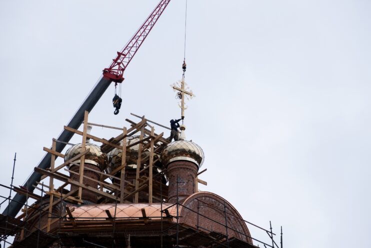 В Тверской области на куполах Смоленского собора установили кресты установили кресты