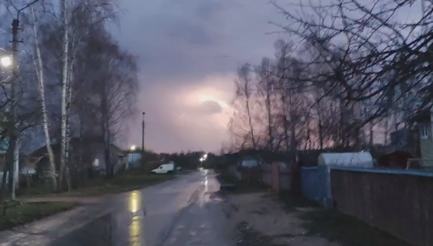 В Тверской области удалось заснять апрельскую грозу гроза