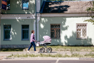 В Тверской области семьи с детьми до трёх лет смогут воспользоваться помощью социальной няни социальной няни
