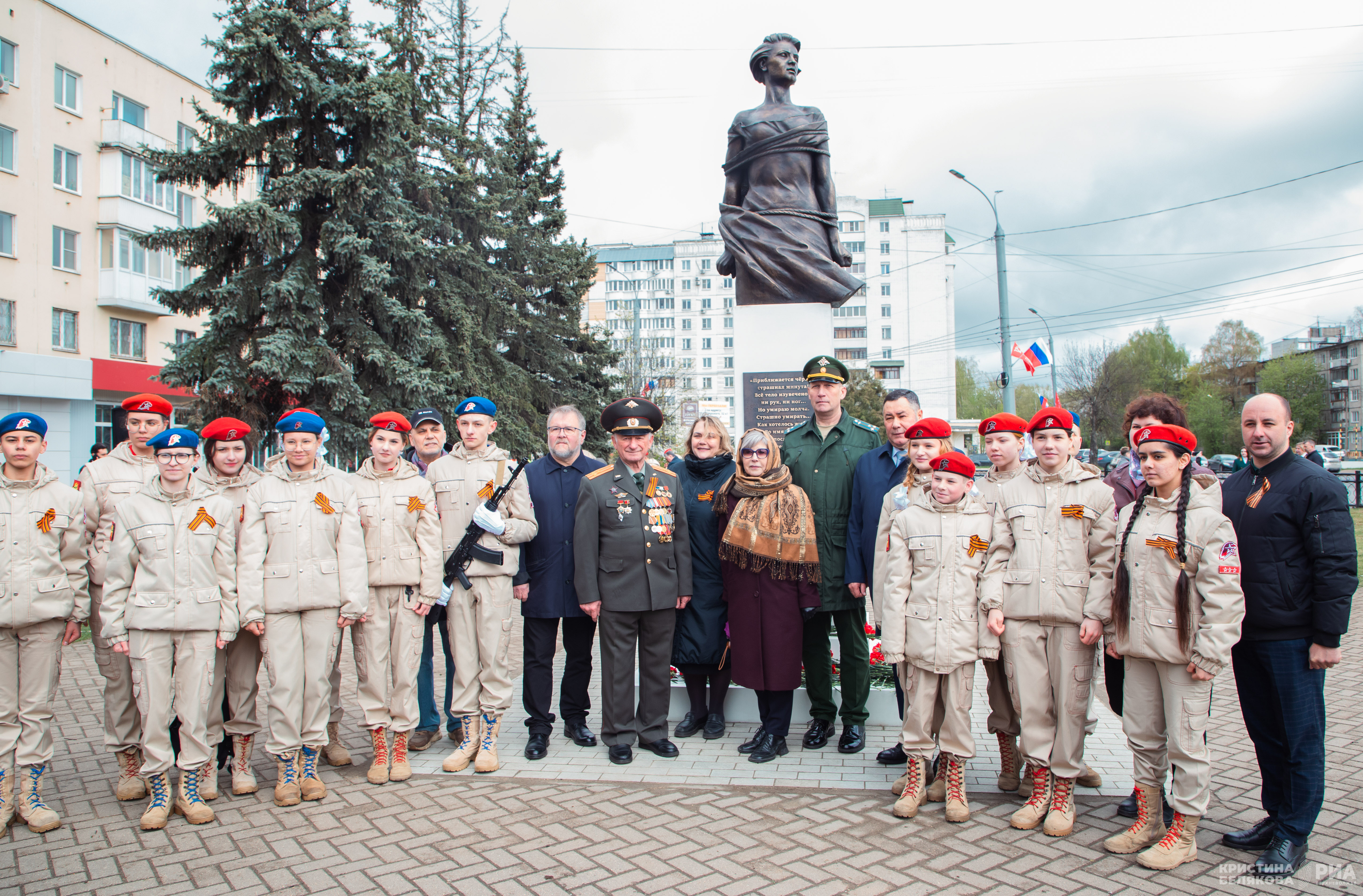 Фоторепортаж: в Твери открыли памятник Паше Савельевой