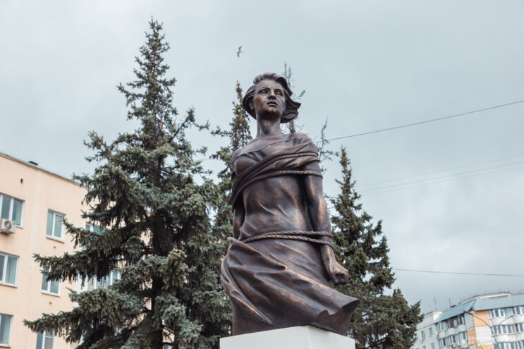Фоторепортаж: в Твери открыли памятник Паше Савельевой в Твери