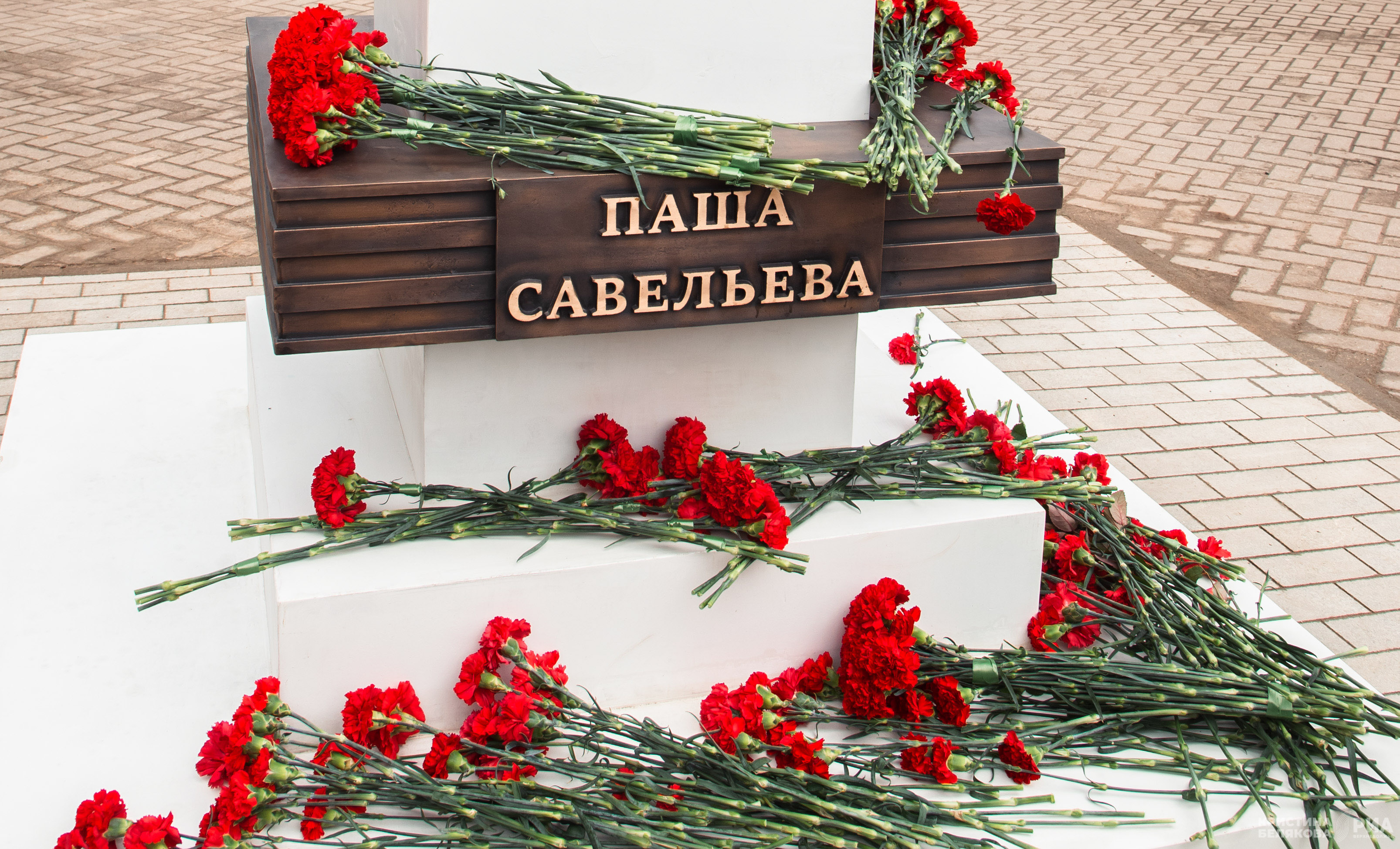 Фоторепортаж: в Твери открыли памятник Паше Савельевой