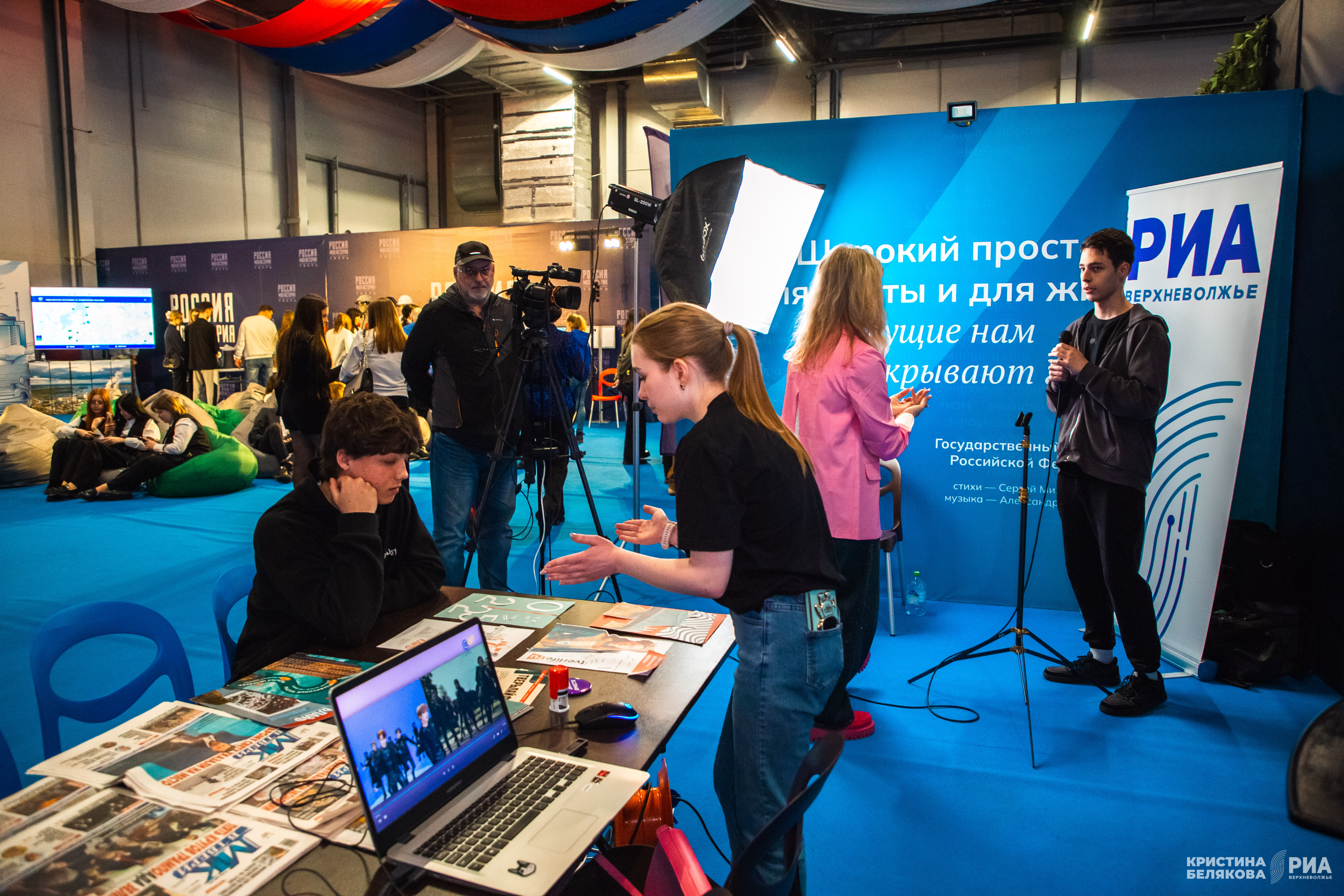 В Твери участники форума "Россия - мои горизонты" попробовали себя в дизайне обложки журнала