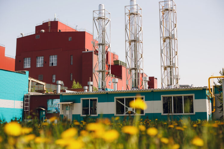 Первым углеродно нейтральным заводом в России стал «СИБУР-ПЭТФ» Первым углеродно нейтральным заводом в России стал «СИБУР-ПЭТФ»