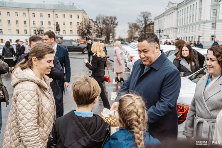 Многодетная мама подарила кулич губернатору Тверской области Многодетная мама подарила кулич губернатору Тверской области