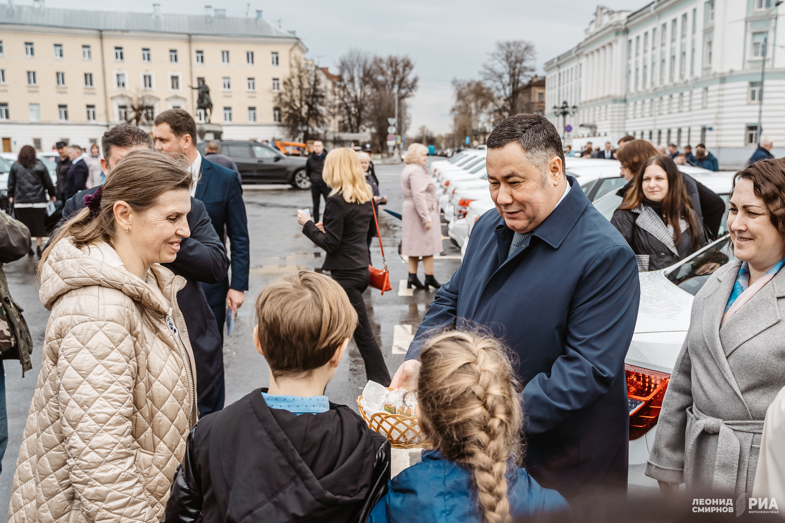 Многодетная мама подарила кулич губернатору Тверской области Многодетная мама подарила кулич губернатору Тверской области