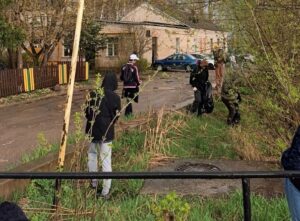 Молодёжный отряд навёл чистоту на берегу речки в городе Бологое Молодёжный отряд