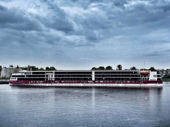 В Тверь прибыл четырёхпалубный теплоход "Мустай Карим" Мустай Карим