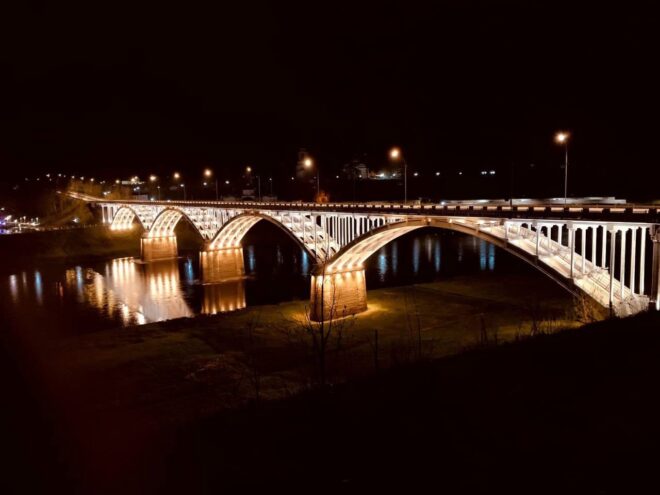 В Старице Тверской области установили подсветку на мост через Волгу