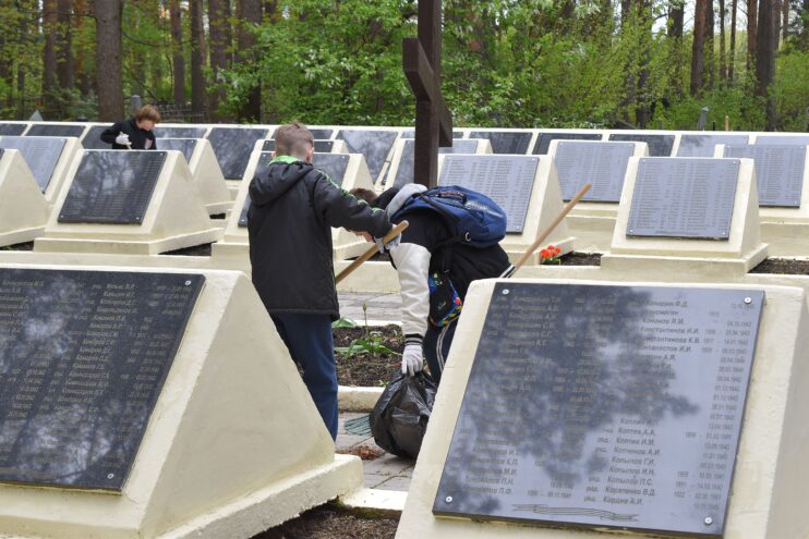 Школьники устроили субботник на воинском захоронении в Твери Школьники устроили субботник на воинском захоронении в Твери