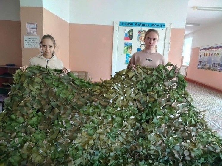 Школьники из Оленино плетут маскировочные сети для военных маскировочные сети