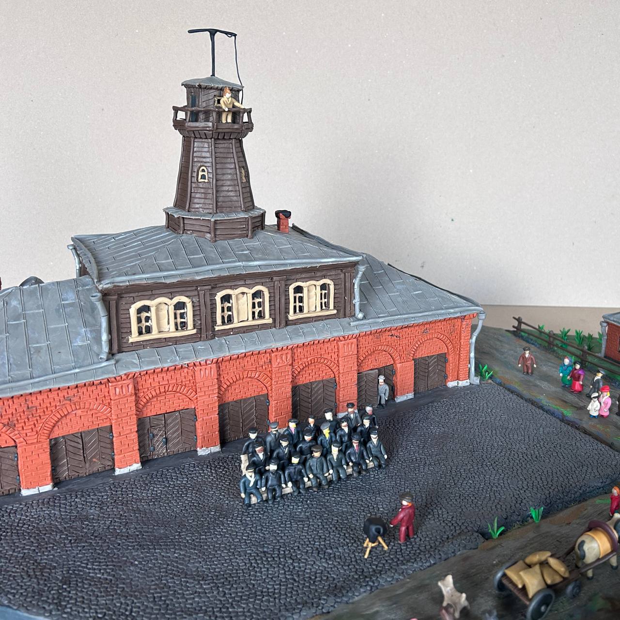 Талантливый художник воссоздал осташковскую каланчу из пластилина Талантливый художник воссоздал осташковскую каланчу из пластилина