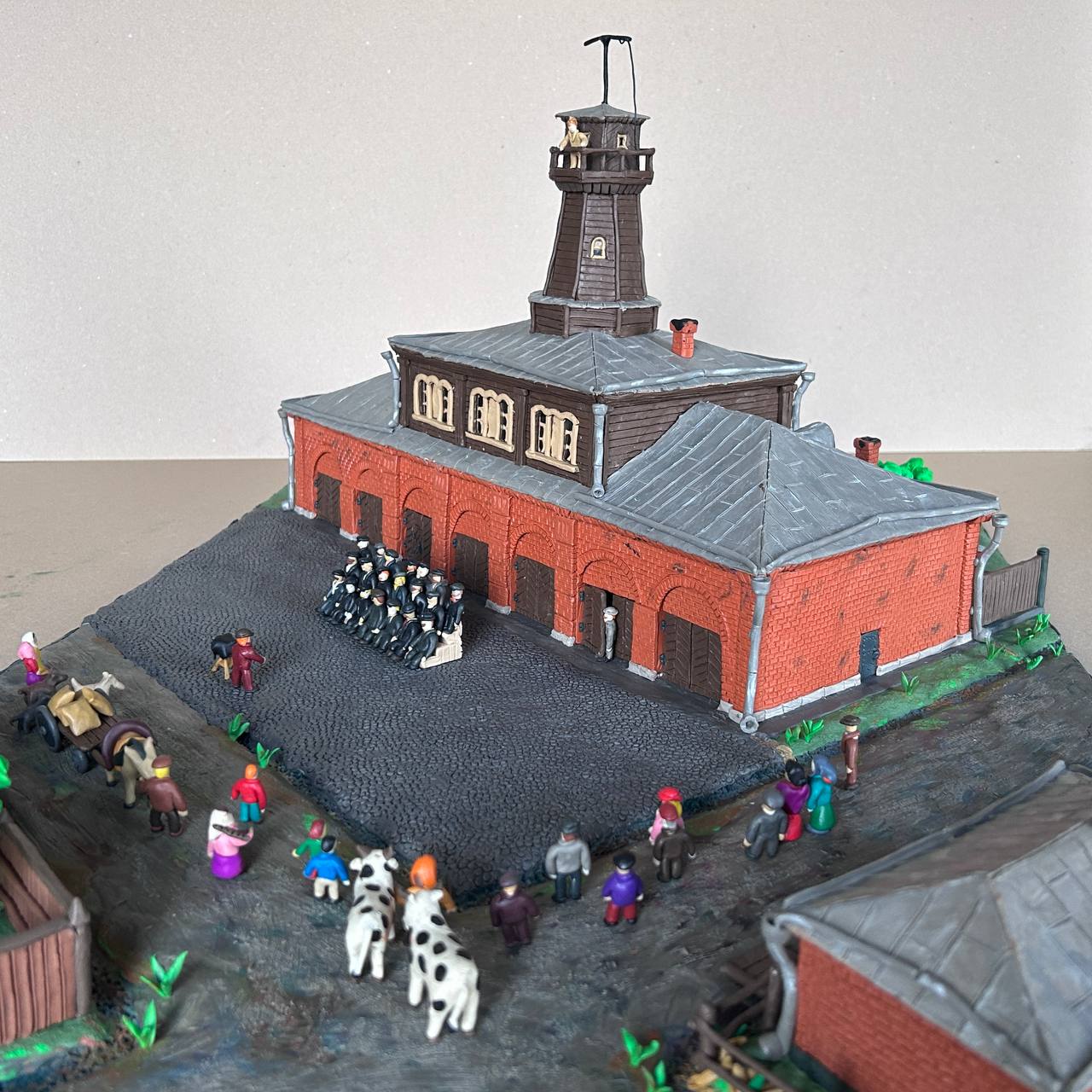 Талантливый художник воссоздал осташковскую каланчу из пластилина Талантливый художник воссоздал осташковскую каланчу из пластилина