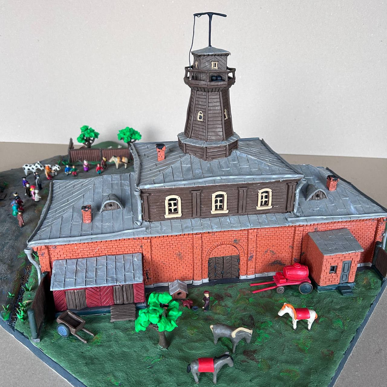 Талантливый художник воссоздал осташковскую каланчу из пластилина Талантливый художник воссоздал осташковскую каланчу из пластилина