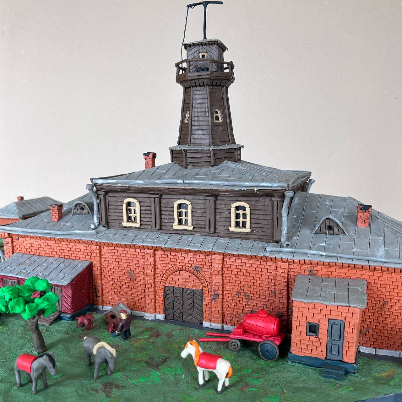 Талантливый художник воссоздал осташковскую каланчу из пластилина Талантливый художник воссоздал осташковскую каланчу из пластилина