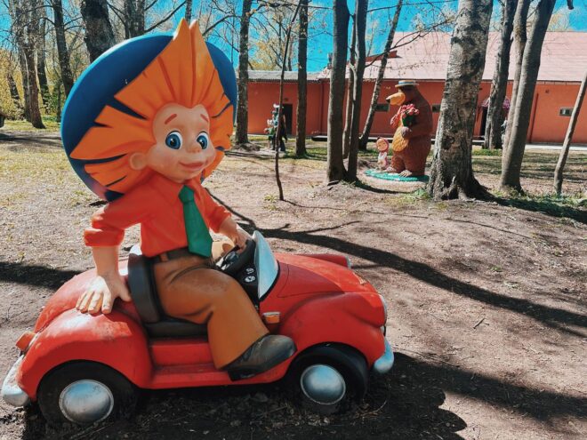 Город в Тверской области «облюбовали» весёлые герои сказок и мультфильмов сказок