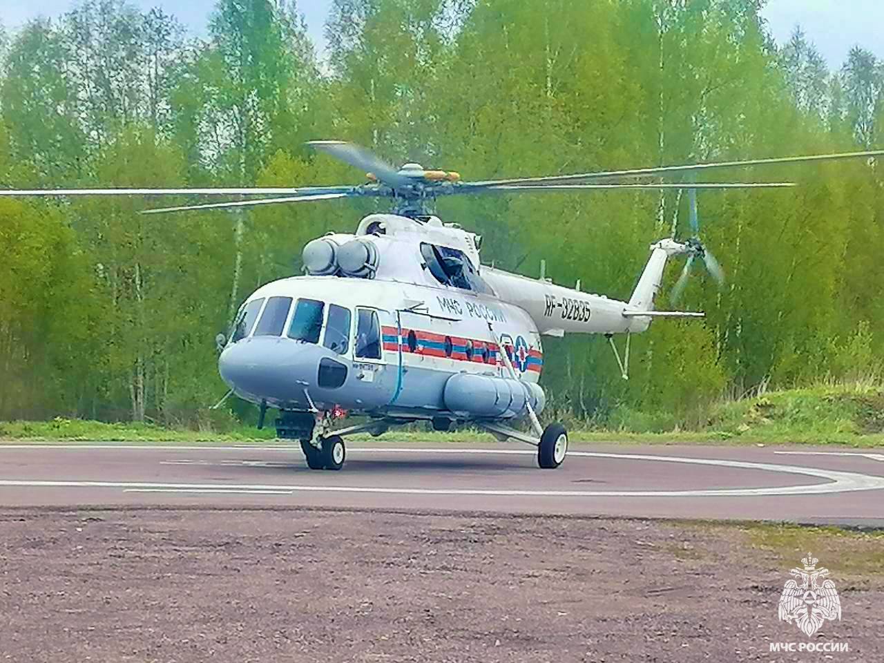 Пациентов районной больницы доставили на вертолете в Тверь вертолете