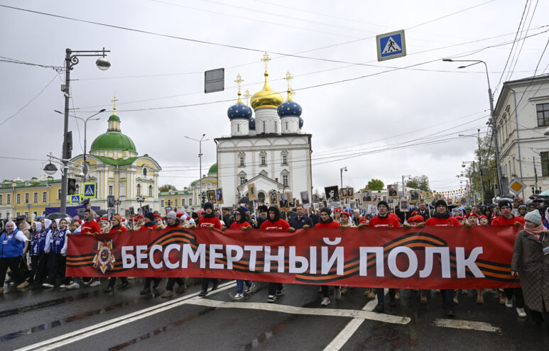 «Бессмертный полк»: больше 11 тысяч жителей и гостей Твери пронесли портреты своих родных Более 11 тысяч человек приняли участие в шествии «Бессмертного полка» в Твери