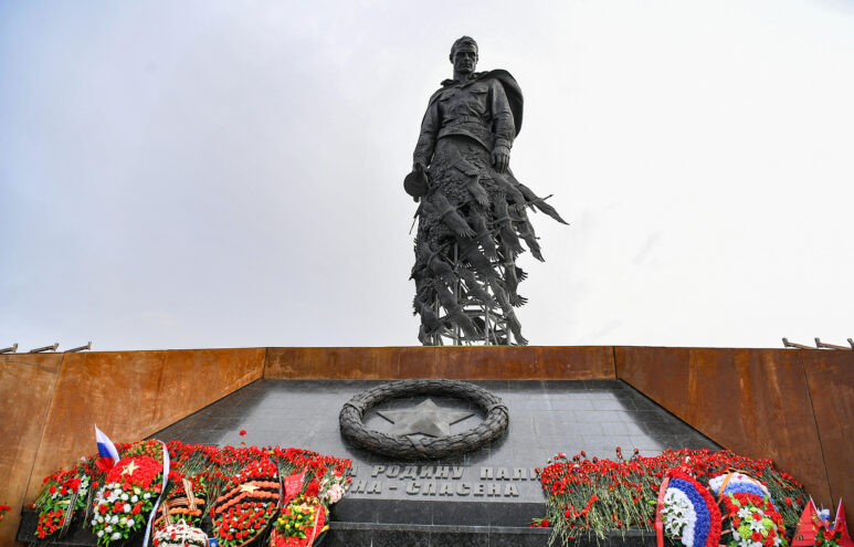 Торжества в честь 80-летия Великой Победы начались у Ржевского мемориала Советскому солдату Великой Победы