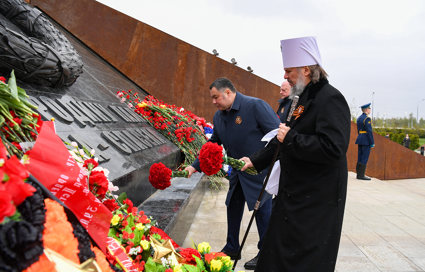Торжества в честь 80-летия Великой Победы начались у Ржевского мемориала Советскому солдату